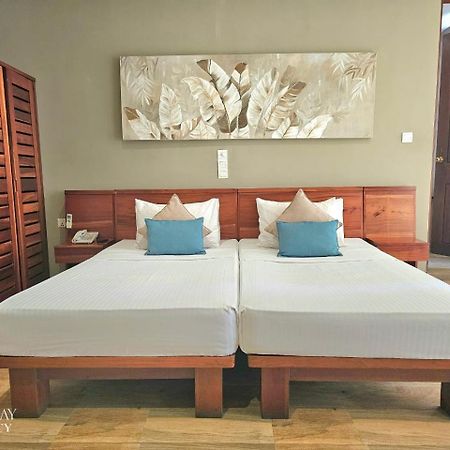 Oak Ray Regency Hotel Канди Екстериор снимка