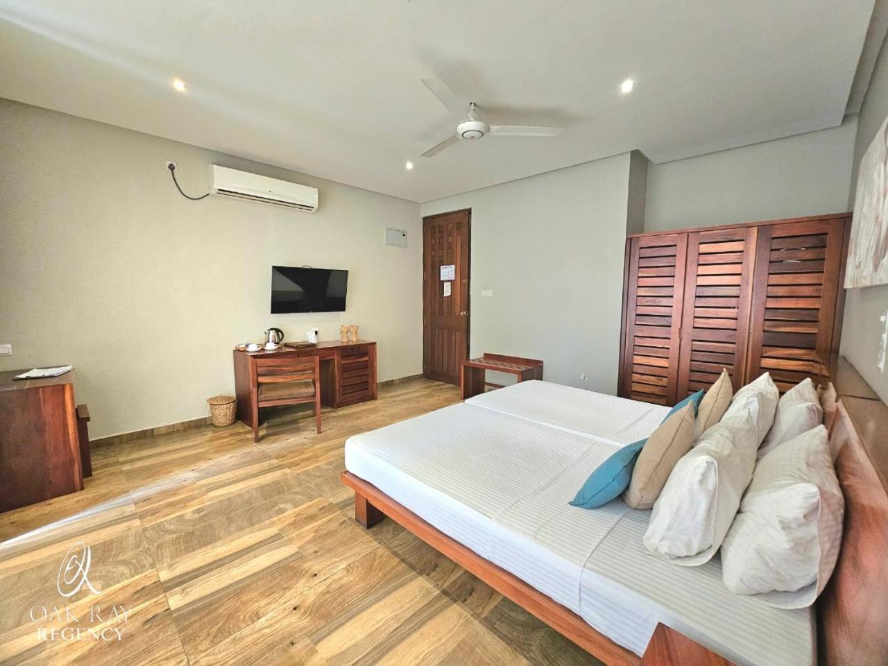 Oak Ray Regency Hotel Канди Екстериор снимка