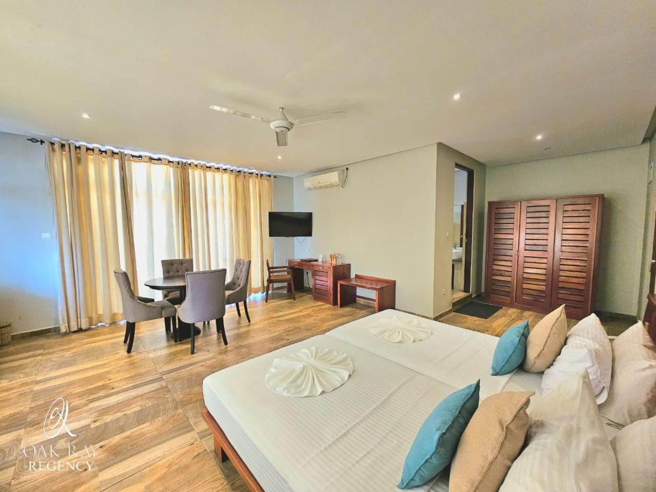 Oak Ray Regency Hotel Канди Екстериор снимка