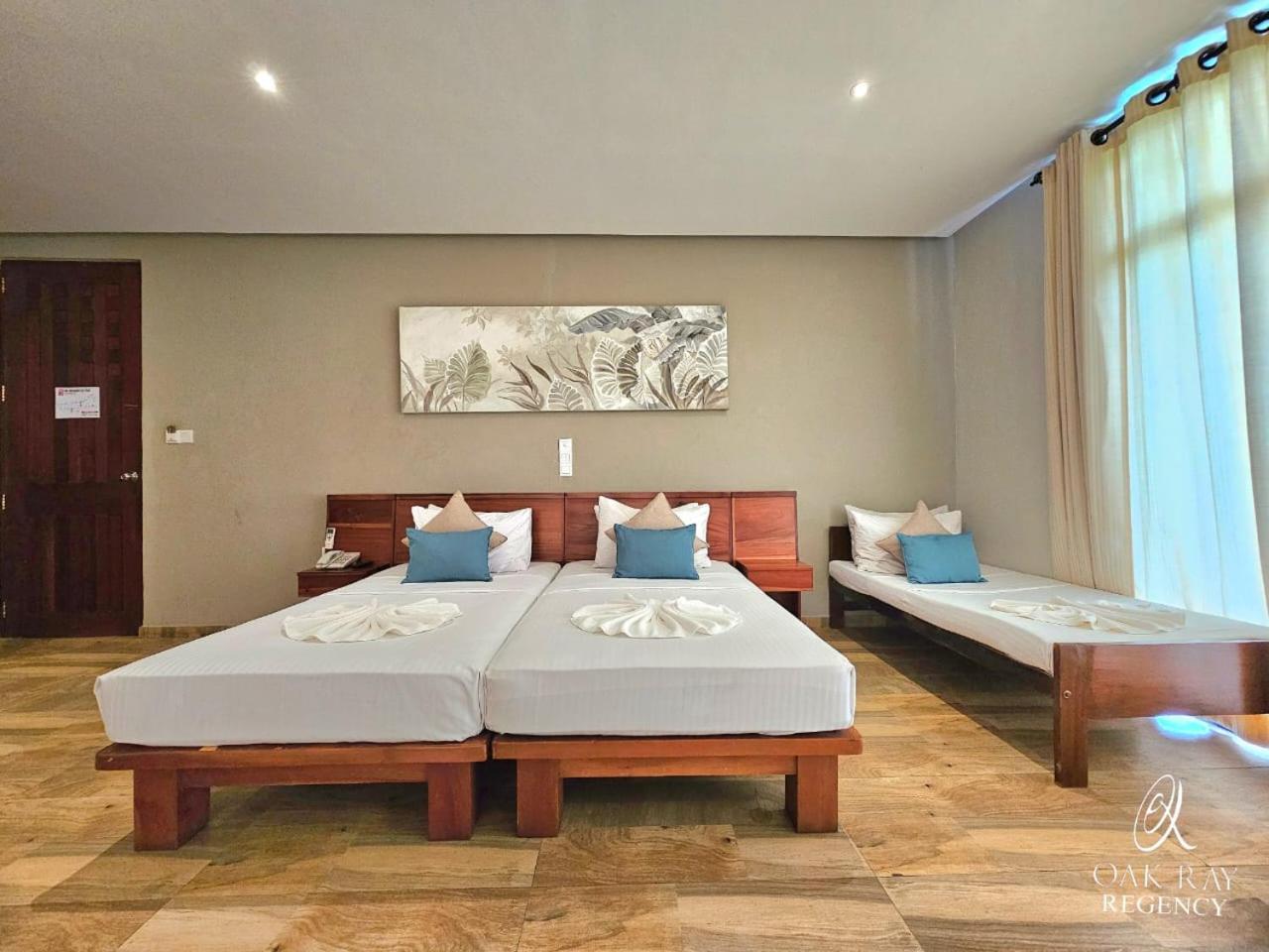 Oak Ray Regency Hotel Канди Екстериор снимка