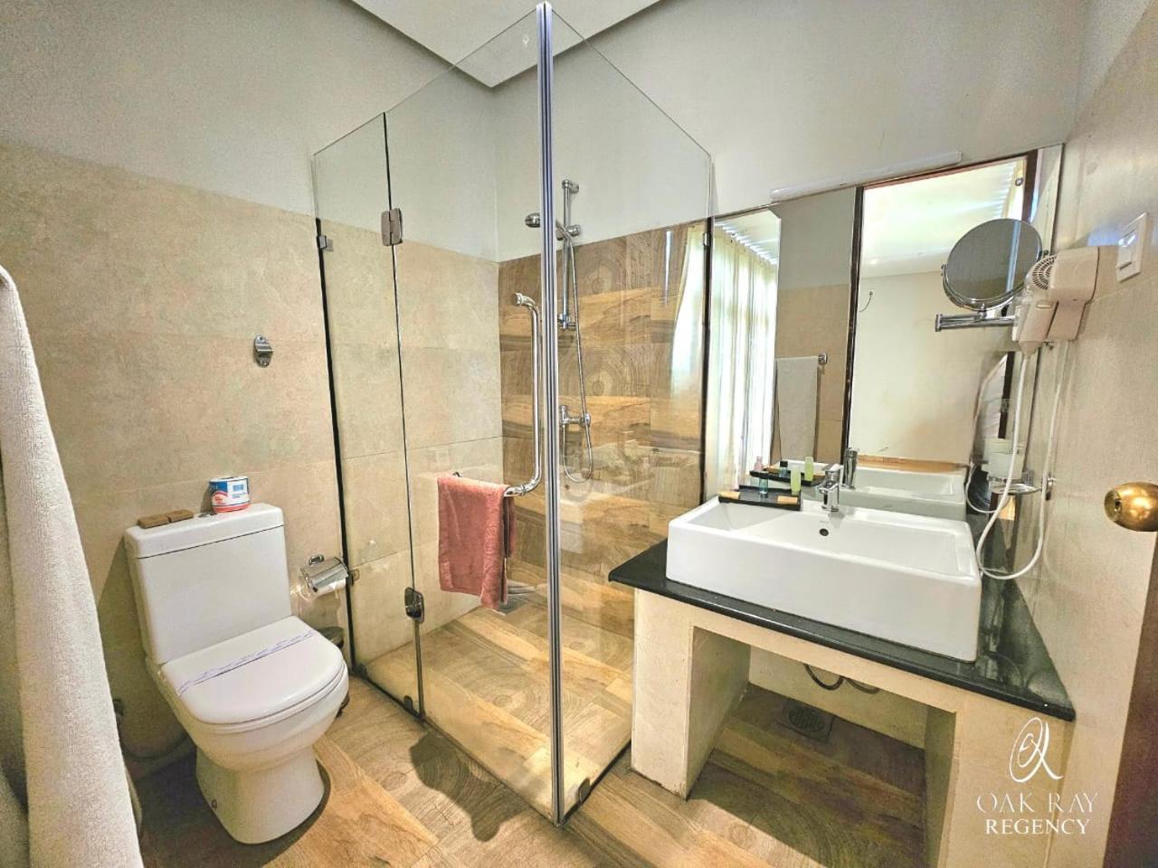 Oak Ray Regency Hotel Канди Екстериор снимка