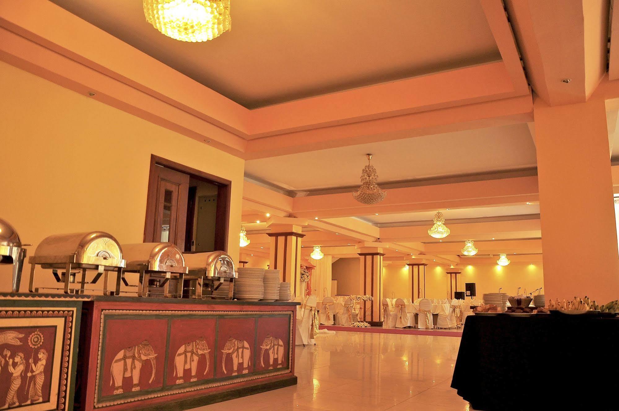 Oak Ray Regency Hotel Канди Екстериор снимка