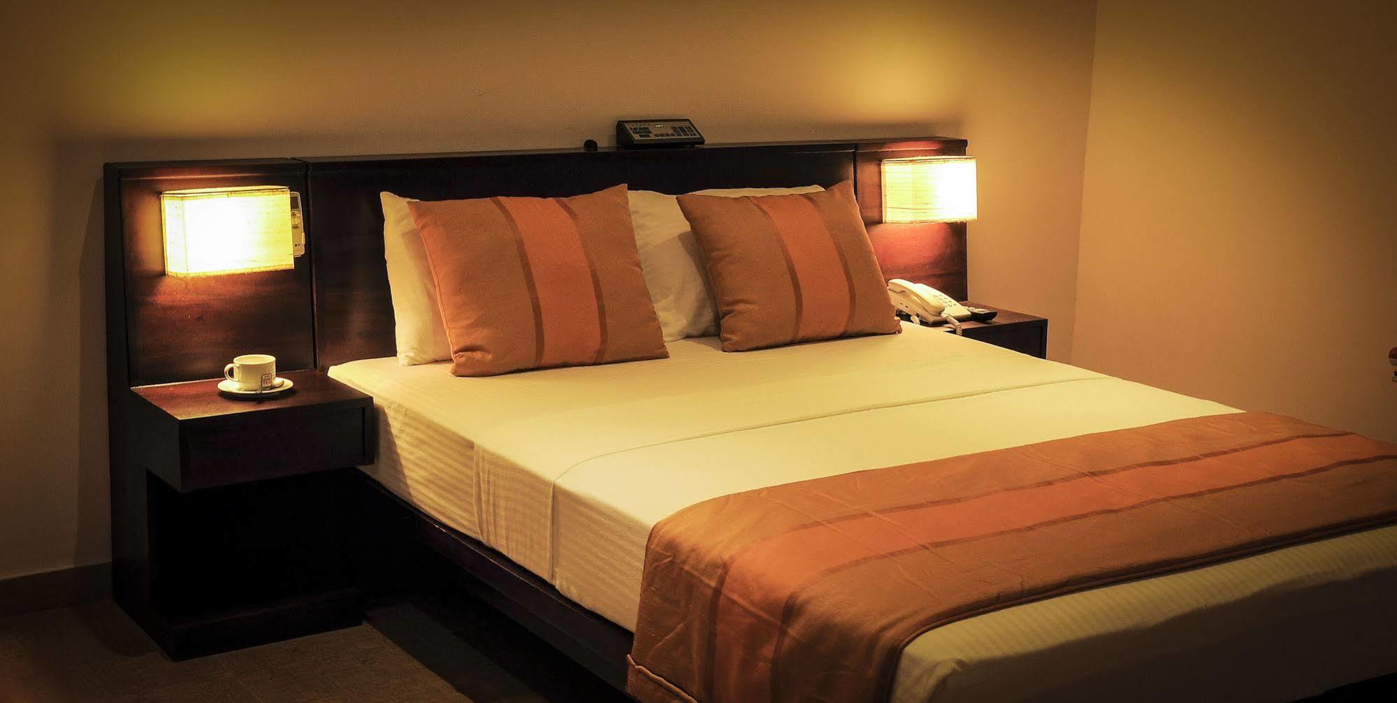 Oak Ray Regency Hotel Канди Екстериор снимка