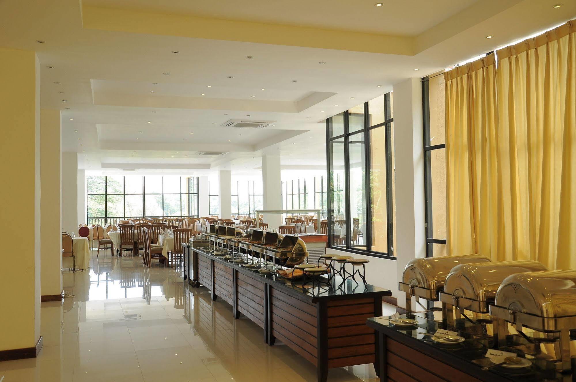 Oak Ray Regency Hotel Канди Екстериор снимка