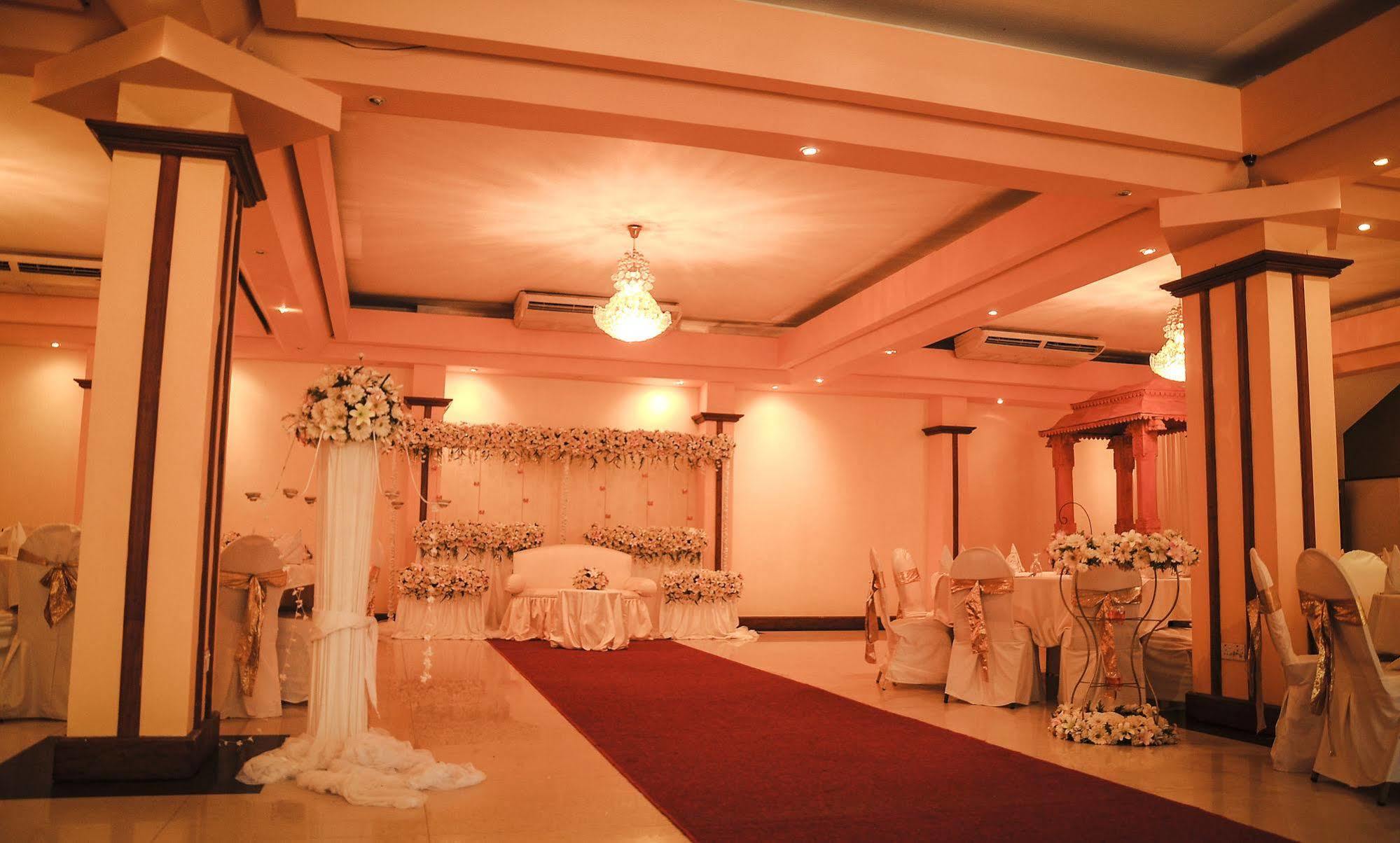 Oak Ray Regency Hotel Канди Екстериор снимка